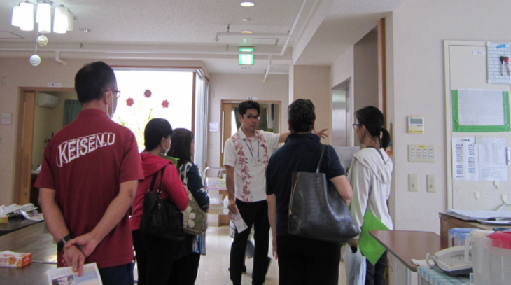 写真(4)　第２部事業所見学バスツアーで説明を受けている様子。