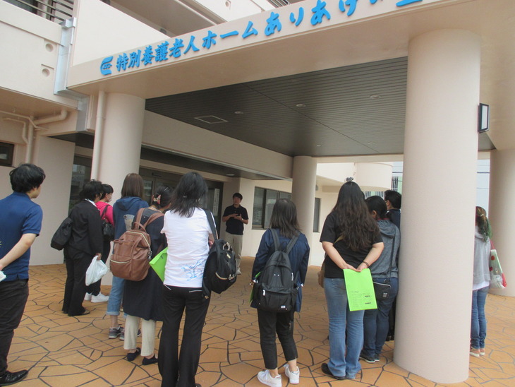 写真(3)　第２部事業所見学バスツアーで説明を受けている様子。