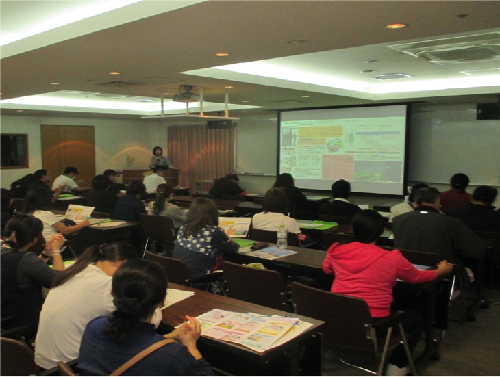 写真(5)　第２部事業所見学バスツアーで説明を受けている様子。