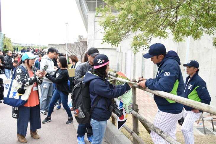 丁寧なファン対応をする宮本慎也コーチ