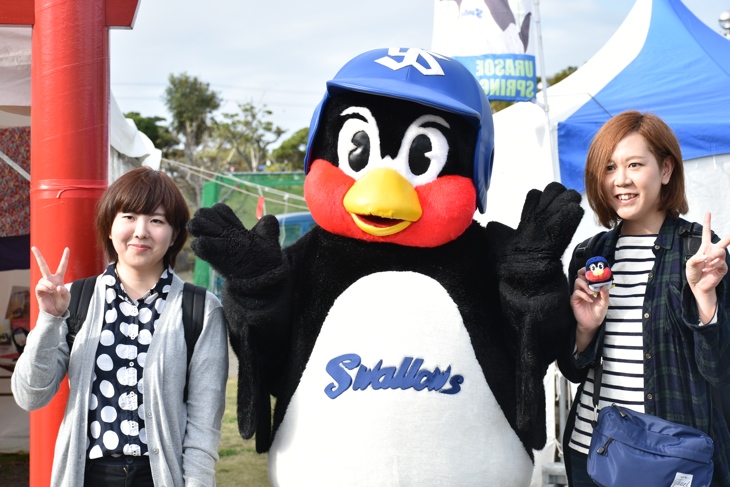 つば九郎と記念撮影するファン