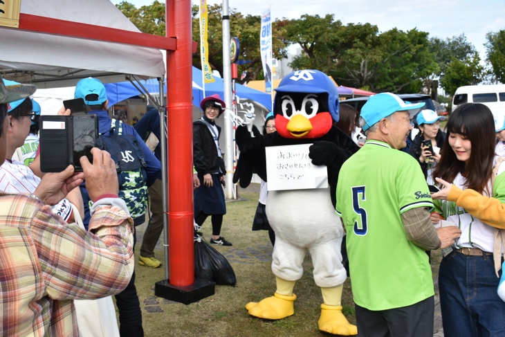 つば九郎も神社をPR