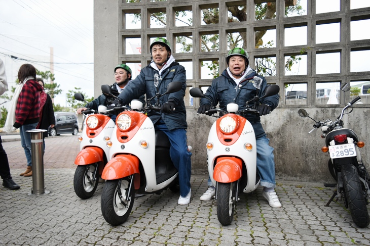 キャンプを訪れた出川哲朗さんとアンガールズ田中卓志さん