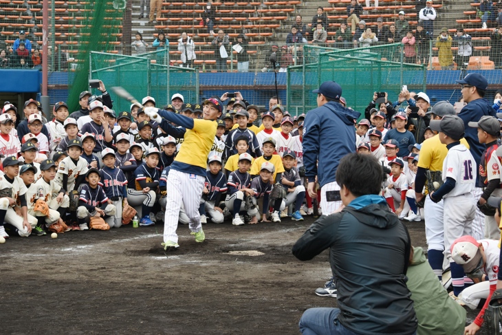 子どもたちにバッティングを披露する青木選手