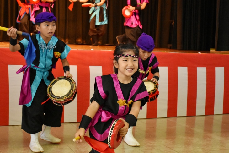 演技する子どもたち