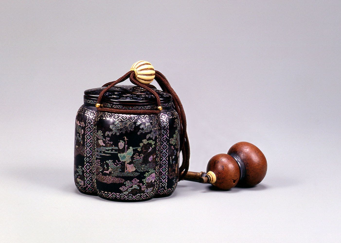 黒漆山水人物螺鈿阿古陀形煙草入